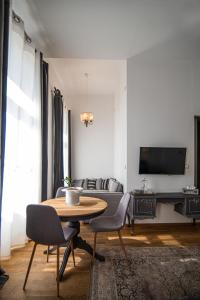 雅典埃姆帕里康雅典酒店的客厅配有桌子和沙发