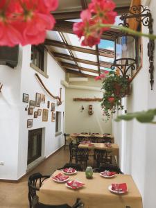 Los Molinos色彩酒店的花房里的一组桌子