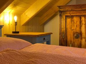 Malá MoravaChata GOLDENBACH的一间卧室配有一张床和一个木制柜台