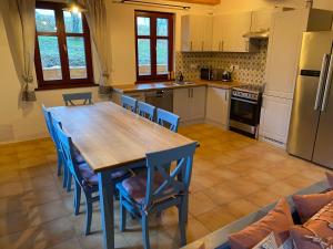 Malá MoravaChata GOLDENBACH的厨房配有木桌和蓝色椅子