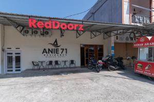 明古鲁省RedDoorz Syariah At Jalan Raflesia Nusa Indah Bengkulu的一辆装有摩托车的红色门店停在外面