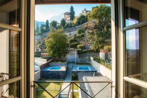 梅纳焦Il Castello - by MyHomeInComo的从带游泳池的山景窗户欣赏风景