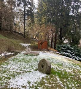 CanzoIl Mulino di Valeria的雪覆盖的院子内的一个长凳和一张野餐桌