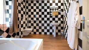 欧村Ault - Villa Aultia Hotel - baie de somme的浴室设有黑白墙面