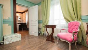 欧村Ault - Villa Aultia Hotel - baie de somme的客厅配有粉红色的椅子和窗户