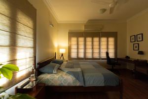 班加罗尔Luho 187的一间卧室配有一张床、一个窗口和一张书桌