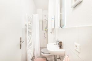 多特蒙德TM Studio的白色的浴室设有卫生间和水槽。