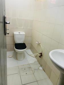 达累斯萨拉姆Mikocheni Home stay的一间带卫生间和水槽的肮脏浴室