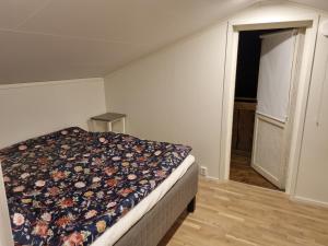 StillingsönOrust East Coast Villa的一间卧室设有一张床和一个开放式门