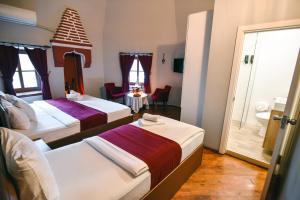 埃迪尔内埃迪尔塔山酒店的酒店客房带两张床和一间浴室