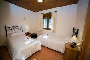 CasillasEras del Poeta的一间卧室设有两张床和窗户。