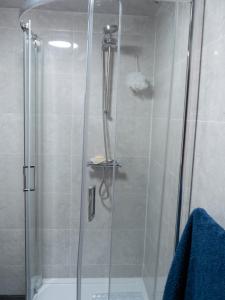 伯明翰Convenient 3BR close to QE Hospital & University of Birmingham的浴室里设有玻璃门淋浴