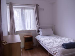 伯明翰Convenient 3BR close to QE Hospital & University of Birmingham的一间小卧室,配有床和窗户