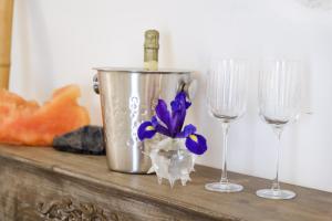 奥斯图尼Ostuni Luxury Room的一张桌子,上面放着两杯酒和一桶水