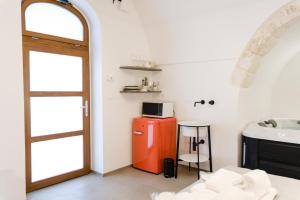 奥斯图尼Ostuni Luxury Room的厨房配有红色冰箱和水槽