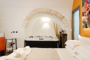奥斯图尼Ostuni Luxury Room的一间带浴缸和水槽的浴室