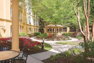 达拉姆La Quinta Inn & Suites by Wyndham University Area Chapel Hill的一个带桌子和凉亭的花园