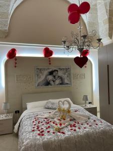 圣潘克拉齐奥萨伦蒂诺"Lu Barocco" a soli 10 min da Torre Lapillo的一间卧室,配有一张红色的床