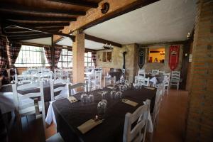 CasillasEras del Poeta的一间带桌子和白色椅子的用餐室