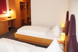 哈尔布莱希本瓦尔德西酒店的酒店客房配有两张床和一张书桌