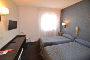 卡奥尔卡奥尔布里酒店 - 瓦勒特利的酒店客房设有两张床和电视。