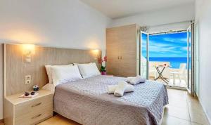 福德勒Fodele Beachfront Apts, Βy IdealStay Experience的一间卧室设有一张床,享有海景