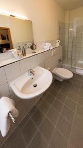 汉堡瓦尔酒店的一间带水槽、卫生间和镜子的浴室