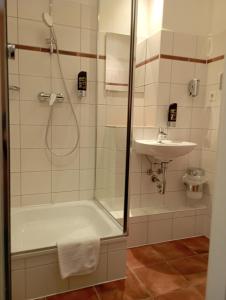 柏林柏林膳食公寓酒店的带淋浴和盥洗盆的浴室