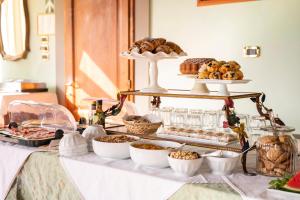 蒙泰斯佩尔托利Villa La Cappella的一张桌子上面有很多不同类型的食物