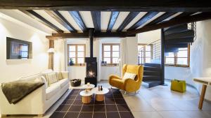 帕绍Passau - Suites的客厅配有沙发和椅子