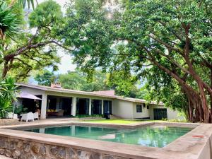 利隆圭Mitengo House的一座房子前面设有游泳池