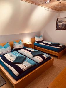 魏申费尔德Ferienwohnung Erika的双床间设有2张单人床。