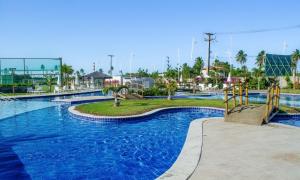 嘎林海斯港Flat em Porto de Galinhas - Muro Alto Clube的度假村内带滑梯的大型游泳池