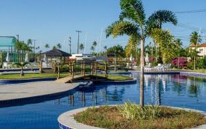 嘎林海斯港Flat em Porto de Galinhas - Muro Alto Clube的公园内棕榈树游泳池