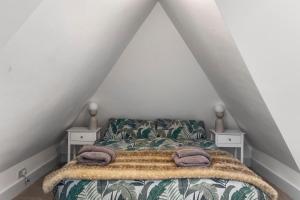 The HydeFlat 5 - Star London Vivian Lane 2-Bed Residence的一间卧室配有带毛巾的床