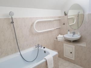Melturi麦尔图瑞酒店的带浴缸和盥洗盆的浴室