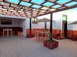 达赫拉DARKOM的客房设有带桌椅的庭院。