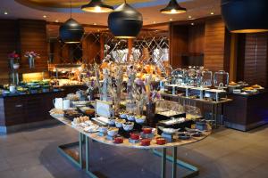 伯萨迪万布尔萨酒店的餐厅餐桌上展示食物