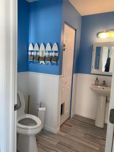 大西洋城3 bedroom Atlantic City House Steps from Boardwalk, beach, shopping , nightlife.的蓝色的浴室设有卫生间和水槽