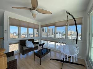 大西洋城3 bedroom Atlantic City House Steps from Boardwalk, beach, shopping , nightlife.的客厅配有沙发和秋千