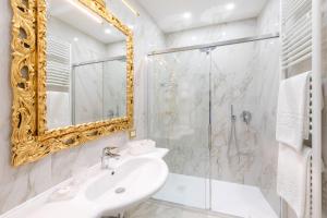 威尼斯Canal View San Marco Luxury Rooms的一间带水槽和镜子的浴室
