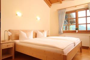 Bromskirchen安特罗曼蒂克霍夫酒店的卧室配有一张大白色床和窗户