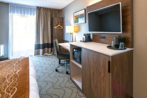 北湾Comfort Inn Lakeshore的酒店客房配有一张床和一张书桌及一台电视