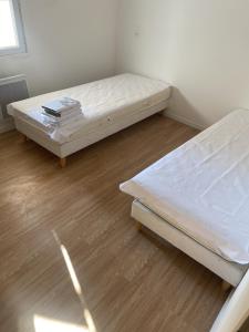 MontblancMaison Montblanc的铺有木地板的客房内的两张床