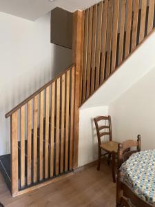MontblancMaison Montblanc的客房设有带桌椅的楼梯。