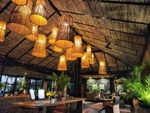 利文斯顿Mukwa River Lodge的餐厅天花板上挂着一束灯