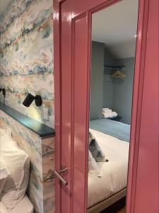 盖特豪斯厄夫弗利特Masonic Arms Gatehouse的配有两张床的房间的粉红色门