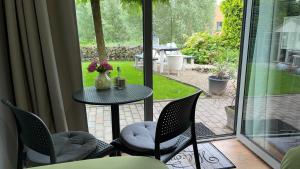 瓦赫宁根Be-B的庭院设有桌椅,享有庭院的景色