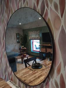 盖特豪斯厄夫弗利特Masonic Arms Gatehouse的镜子反射着客厅的桌子