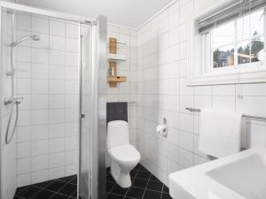 耶卢Smørøyet. Sentral beliggenhet på Geilo.的白色的浴室设有卫生间和淋浴。